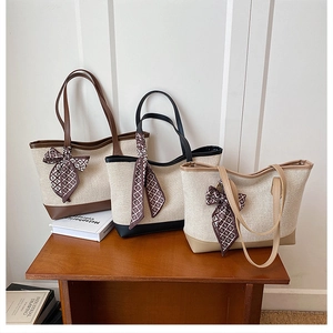 Détail de trois sacs cabas en toile avec garniture en cuir et foulards en soie