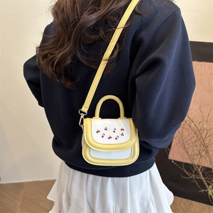 Mini sac carré à broderie cerise avec bandoulière jaune contrastante et poignée