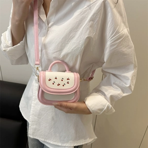Petit sac carré rose et blanc avec motif cerise et accessoires en métal doré