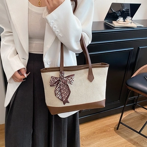 Sac fourre-tout en toile élégant avec bordure en cuir marron et foulard décoratif