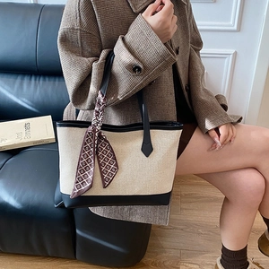 Sac fourre-tout en lin avec garniture en cuir noir et foulard en soie décoratif sur l'anse