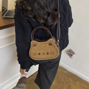 Sac à bandoulière chat marron chic avec texture suédée douce et détails brodés
