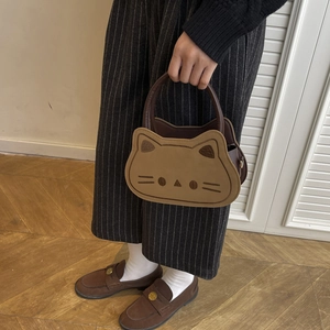Sac à main minimaliste en cuir marron avec motif tête de chat et broderie élégante