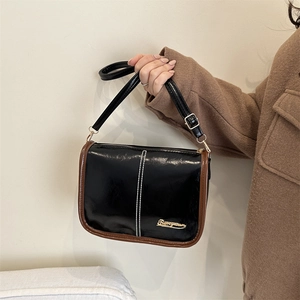 Sac Bandoulière Rétro en Cuir PU Brillant pour Femmes Surpiqûres Contrastées Logo Métal Sac à Épaule pour Mode Quotidienne