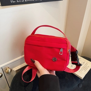 Sac sous le bras chic en nylon rouge avec logo en métal et bandoulière réglable