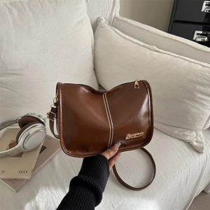 Petit Sac à Bandoulière Carré en Cuir PU Rétro pour Femmes Mode Surpiqûres Contrastées Sac à Main d'Aisselle Avec Logo en Métal