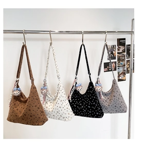 Détails de sacs cabas en velours côtelé à motifs de cœurs avec pendentifs oursons
