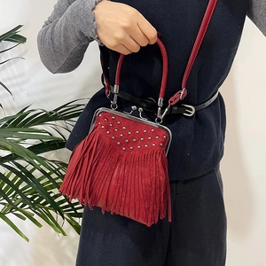 Borsa a tracolla in camoscio rosso con borchie e frange lunghe in stile bohémien