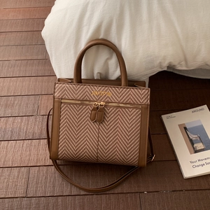 Détail du sac à main vintage à carreaux avec double fermeture éclair et poignée