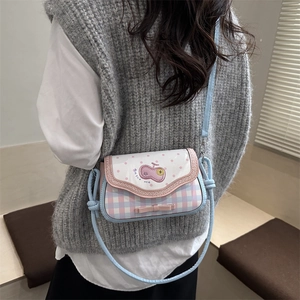 Petit sac à bandoulière à carreaux avec patch cerise rose et nœud pour usage quotidien