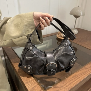 Sac Bandoulière Femme en Cuir PU Vintage Plissé Rivets Boucle de Ceinture Sac à Épaule pour Quotidien Rue Style Y2K Sac Hobo