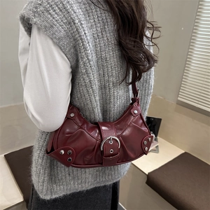 Sac hobo plissé bordeaux vintage avec grande boucle argentée et rivets chic