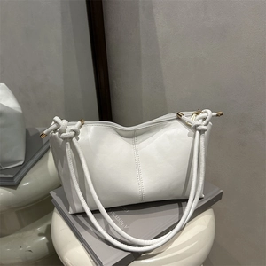 Sac sous les aisselles en cuir blanc avec bandoulière nouée et détails en métal doré