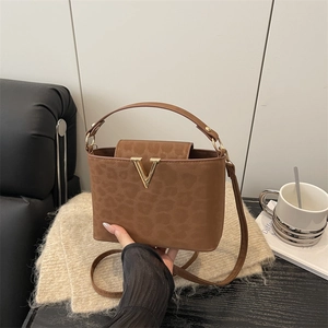 Women's Fashion Leopard Print Shoulder Bag With Metal V Buckle Elegant Crossbody Handbag Faux Fur Texture Small Square Bag