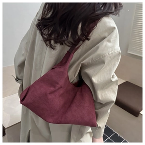 Burgunderrote matte Wildleder-Hobo-Tasche an der Schulter für den urbanen Pendler-Stil