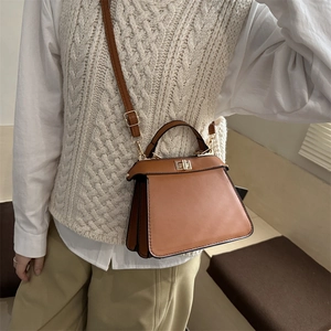 Sac à main trapèze en similicuir marron mat avec fermoir doré et bandoulière réglable