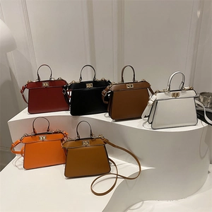 Sac à main rétro français pour femme en cuir avec fermoir métallique et poignée en plusieurs couleurs