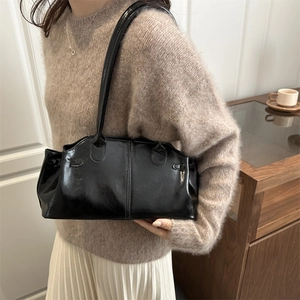 Glänzende schwarze Boston Handtasche im minimalistischen Vintage-Stil für Damen Wintermode