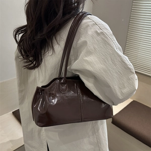 Dunkelbraune glänzende Boston-Tasche mit Wellenkante und schlanken Doppelriemen