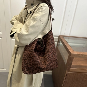Stylish leopard print large capacity tote bag worn with a beige trench coat for autumn fashion