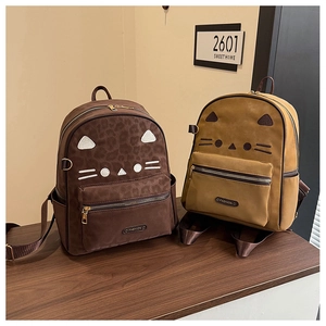 Détail d'un sac à dos chat avec oreilles léopard et logo métallique FASHION