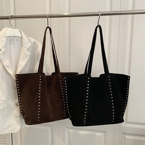 Grands sacs cabas vintage en daim avec rivets argentés en marron café et noir élégant