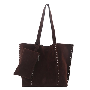 Grand sac cabas en daim marron foncé avec rivets argentés et petite pochette zippée