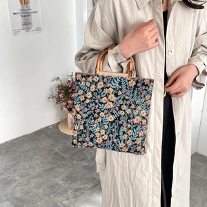 Bloemenstof tote tas met natuurlijke bamboe handvatten en vintage ontwerp