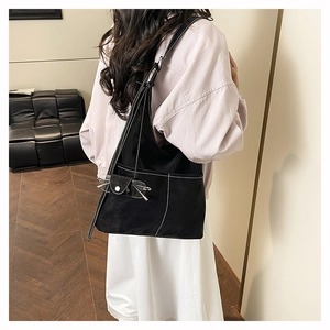 Vue détaillée du sac cabas en toile noire avec surpiqûres et mini porte-monnaie
