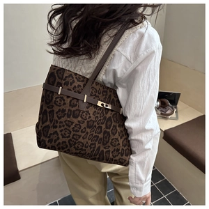 Makro-Detail der Leopard-Print-Einkaufstasche mit braunem Riemen und goldener Schnalle