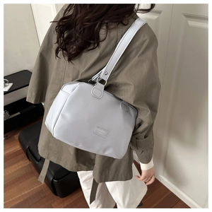 Dettaglio della borsa tote in nylon grigio chiaro con trama e stile della tracolla larga