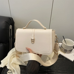 Sac bandoulière minimaliste blanc crème avec sangle large et fermoir doré en U