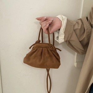 Mini sac nuage plissé marron avec longues anses et bandoulière en aspect daim doux