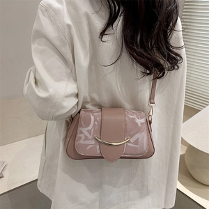 Sac bandoulière chic rose poudré avec boucle dorée et bandoulière réglable
