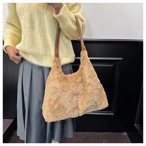 Détail du sac hobo en peluche marron doux avec bandoulière en cuir de haute qualité