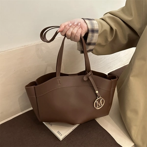 Women Vintage Large Capacity PU Leather Shoulder Bag With Wave Edge Design And Gold Metal M Letter Pendant Minimalist Tote Bag