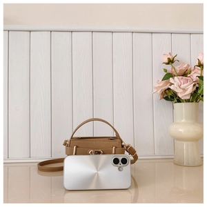 Détails du sac en cuir marron avec fermoir doré et téléphone pour référence de taille