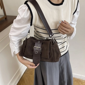 Sac à bandoulière vintage marron foncé en similicuir avec large sangle à œillets