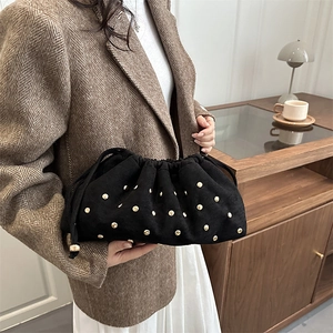 Pochette vintage en daim noir avec clous dorés et plis avec cordon de serrage