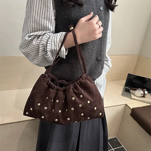 Sac à main rétro en daim marron foncé avec rivets dorés et design plissé à cordon