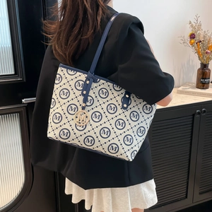 Grand sac cabas monogramme en blanc crème et bleu marine pour un style chic au quotidien