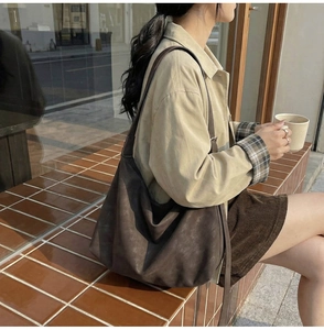 Détail du sac hobo marron foncé mat avec grande capacité et design minimaliste doux