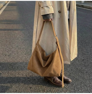 Détail du grand sac cabas camel mat avec bandoulière réglable et boucle métallique