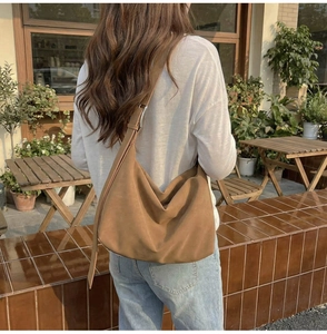 Détail d'un sac hobo marron mat avec boucle en métal et bandoulière réglable pratique