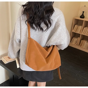 Grand sac fourre-tout marron porté par un mannequin pour montrer la taille et le style