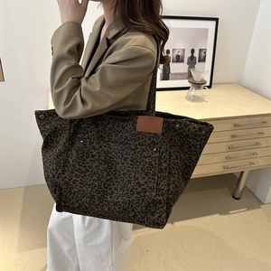 Grand sac cabas à imprimé léopard avec rivets métalliques et bandoulière pour le quotidien