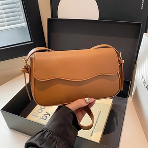 Sac à Épaule avec Rabat Ondulé pour Femme en Simili-cuir Sac à Bandoulière Mode Minimaliste Sac Sous l'Aisselle pour Bureau