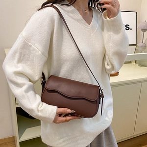 Sac à bandoulière marron en similicuir avec rabat ondulé et boucles en métal doré