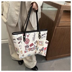 Détail du sac cabas mignon avec imprimé cartoon de Hong Kong et porte-monnaie assorti