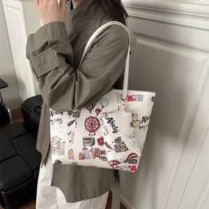 Grand sac cabas blanc avec motifs Hong Kong et petite pochette assortie